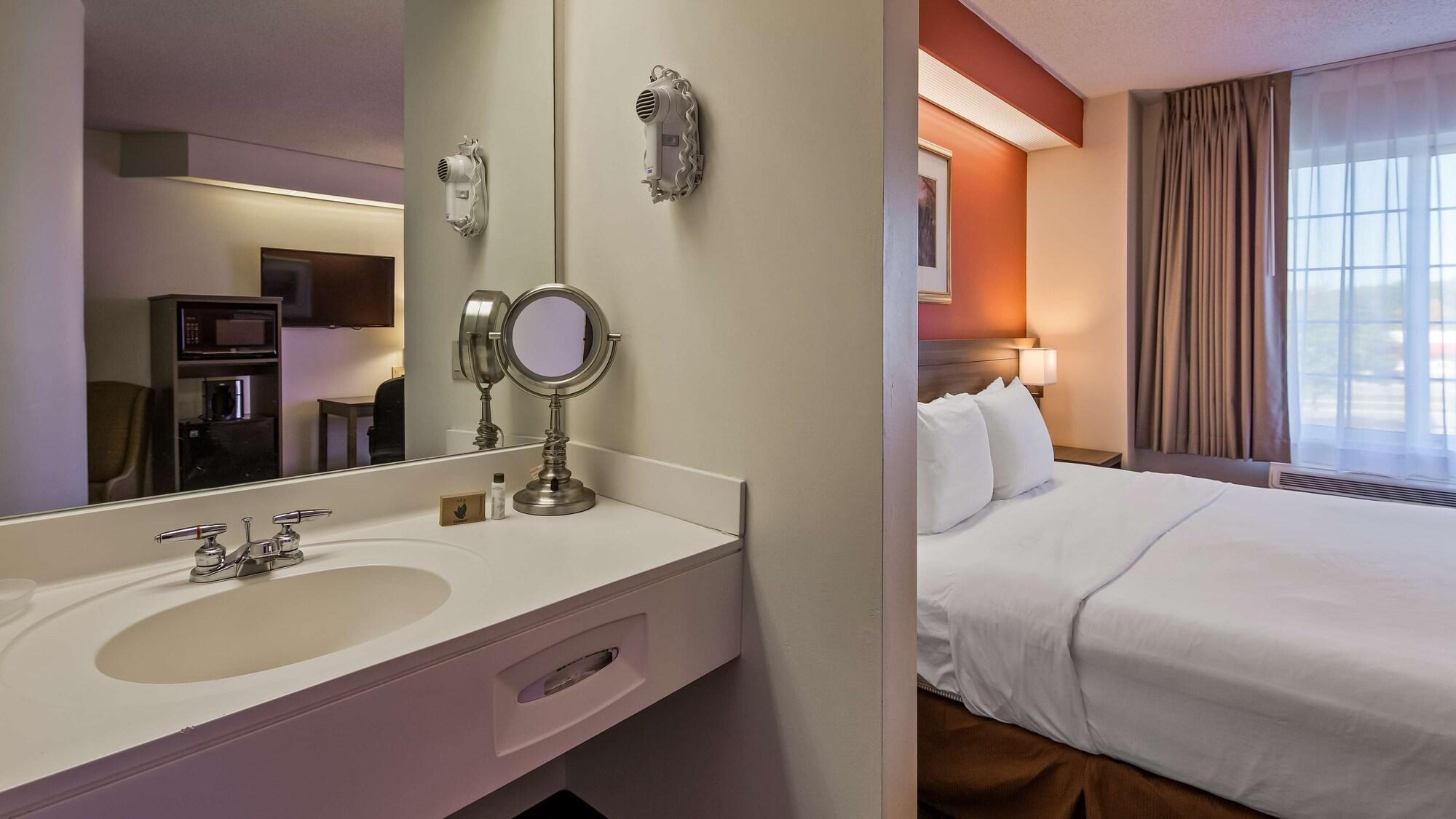 Charlevoix Inn & Suites Surestay Collection By Best Western 外观 照片