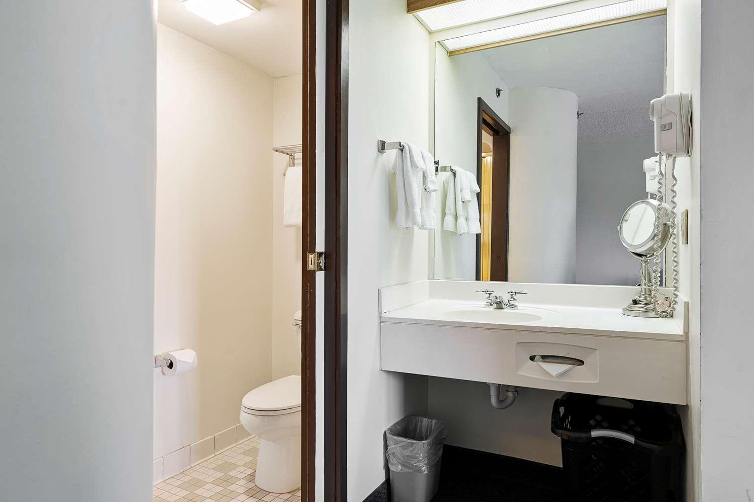 Charlevoix Inn & Suites Surestay Collection By Best Western 外观 照片