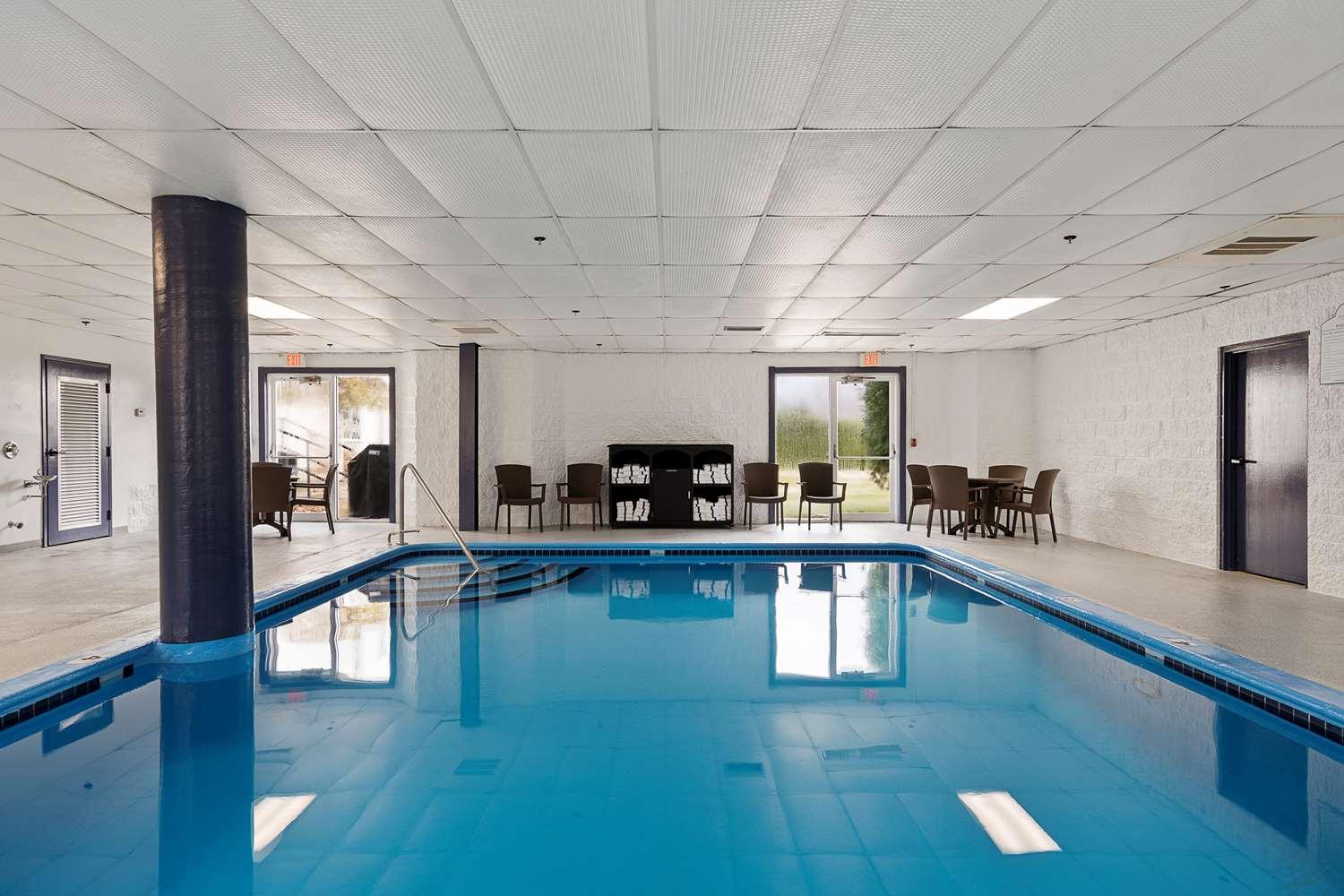 Charlevoix Inn & Suites Surestay Collection By Best Western 外观 照片
