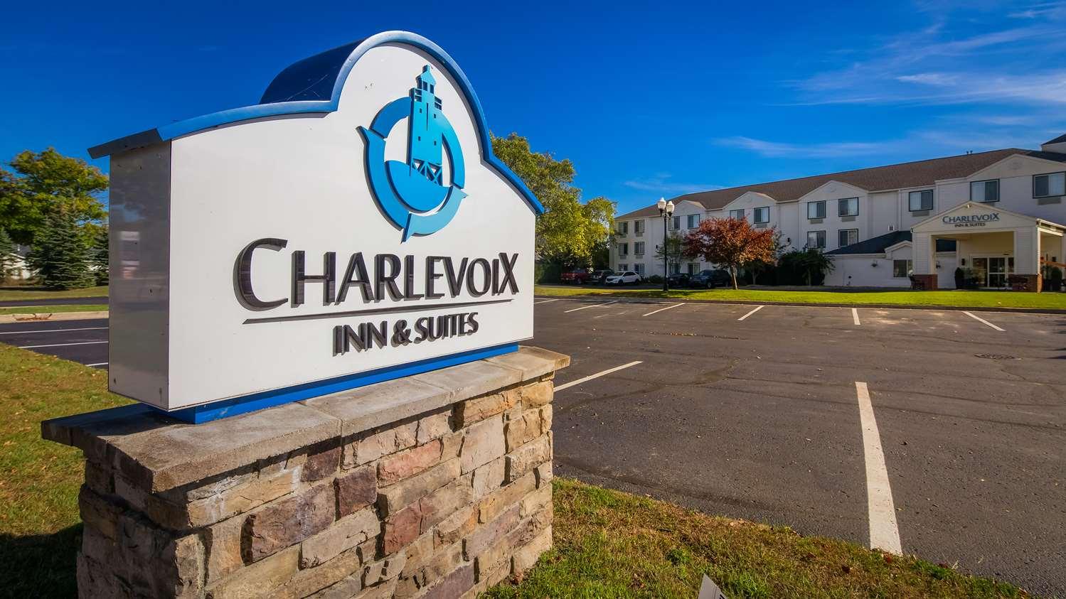 Charlevoix Inn & Suites Surestay Collection By Best Western 外观 照片