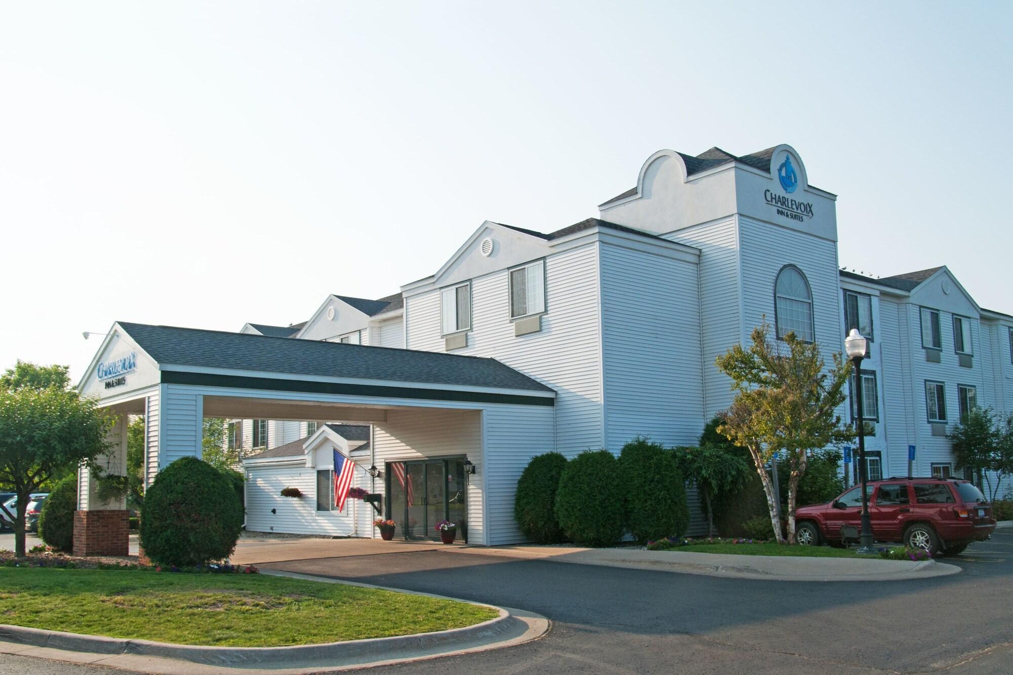 Charlevoix Inn & Suites Surestay Collection By Best Western 外观 照片