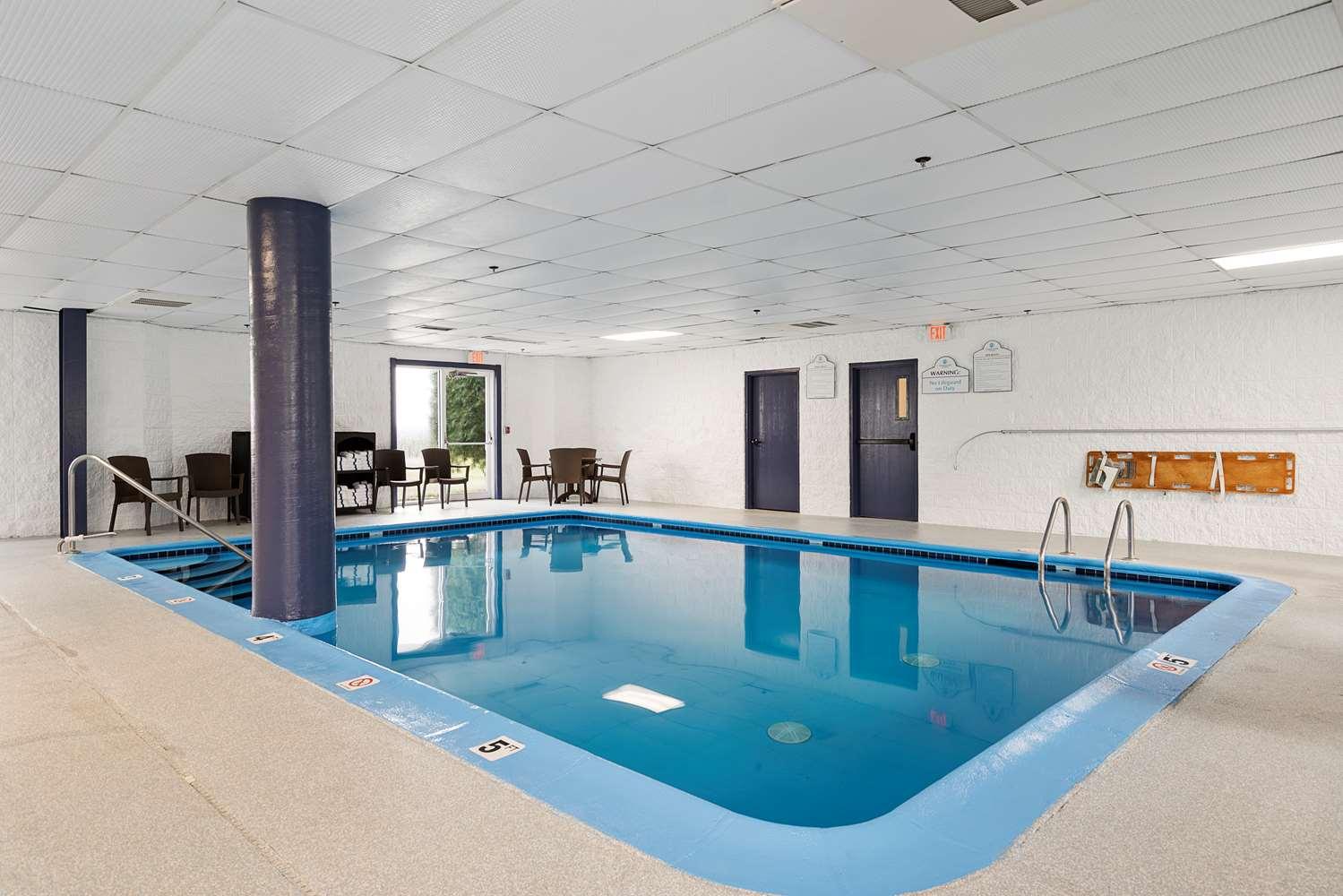 Charlevoix Inn & Suites Surestay Collection By Best Western 外观 照片