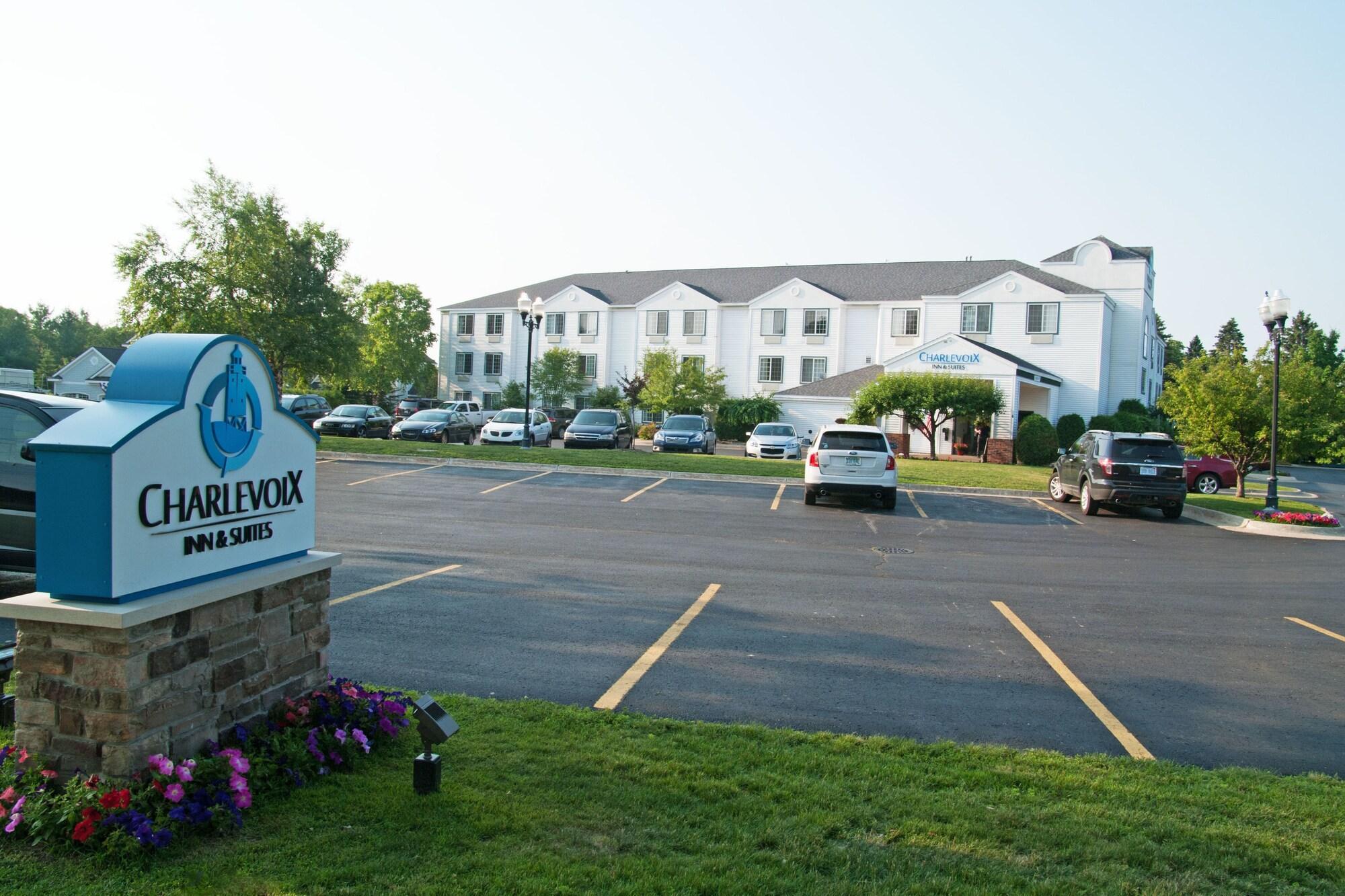 Charlevoix Inn & Suites Surestay Collection By Best Western 外观 照片