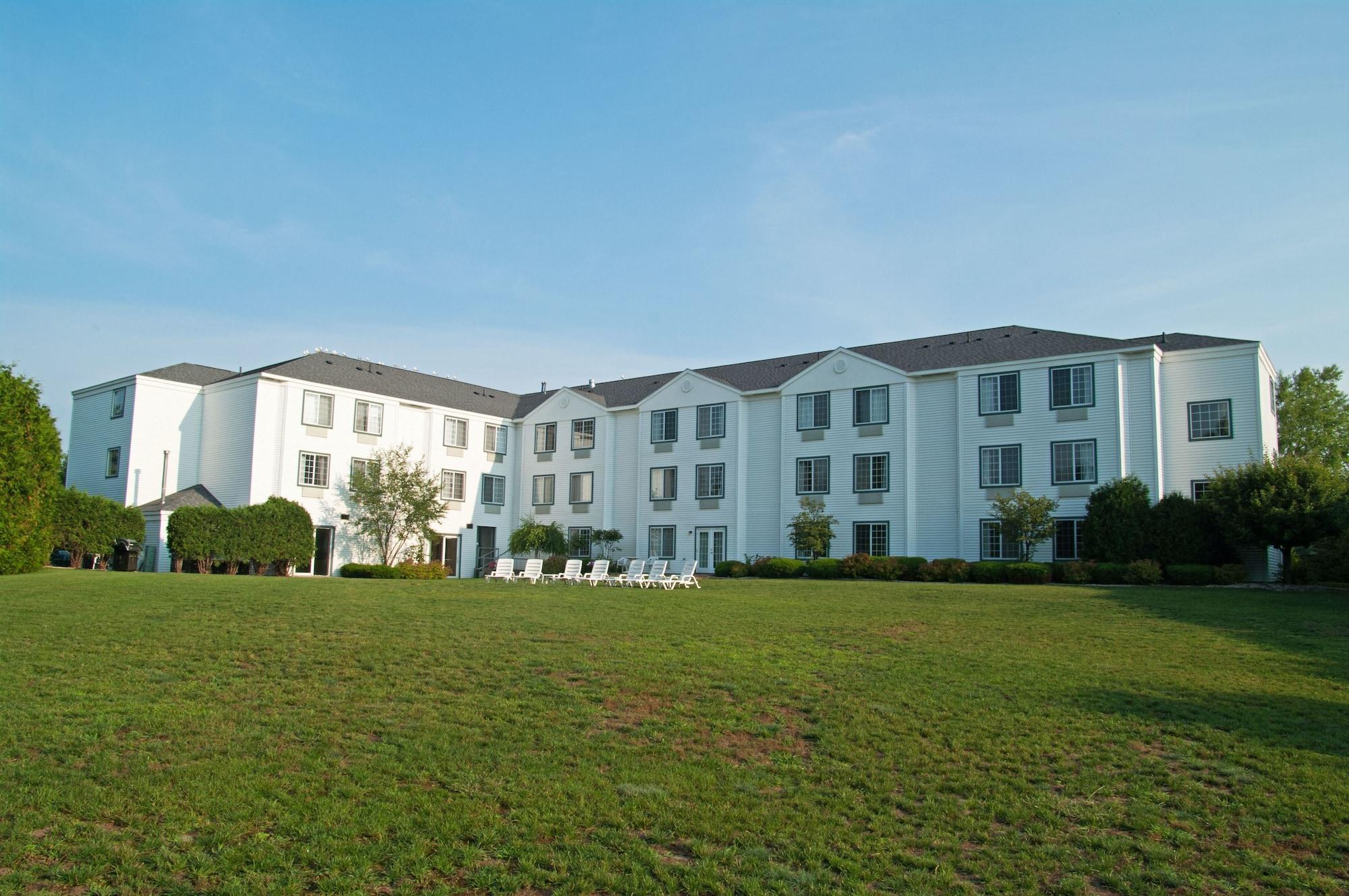 Charlevoix Inn & Suites Surestay Collection By Best Western 外观 照片