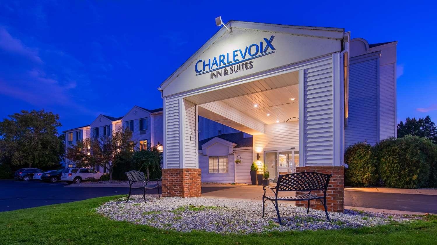 Charlevoix Inn & Suites Surestay Collection By Best Western 外观 照片