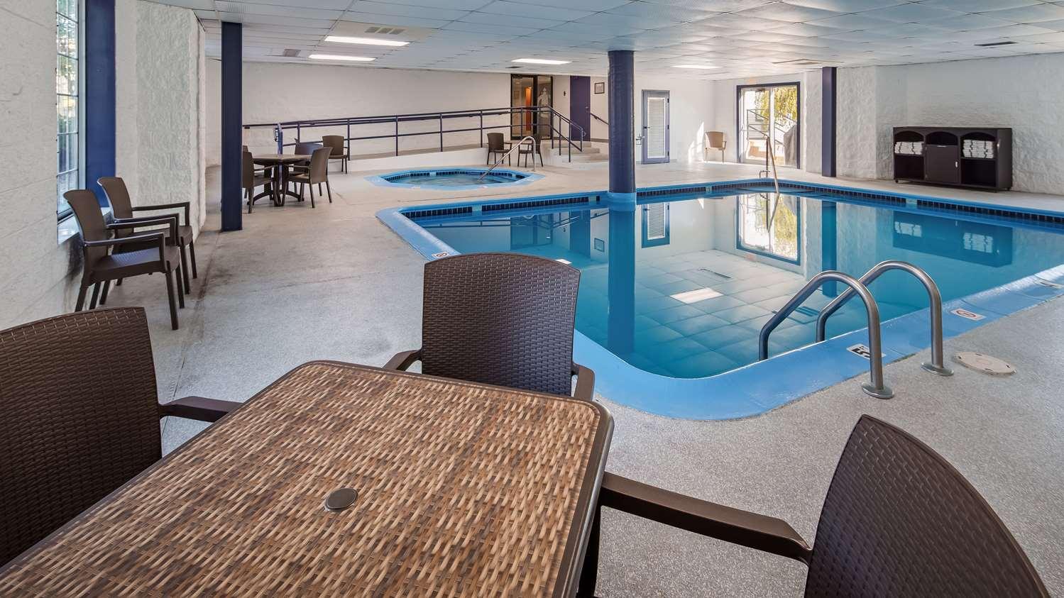 Charlevoix Inn & Suites Surestay Collection By Best Western 外观 照片