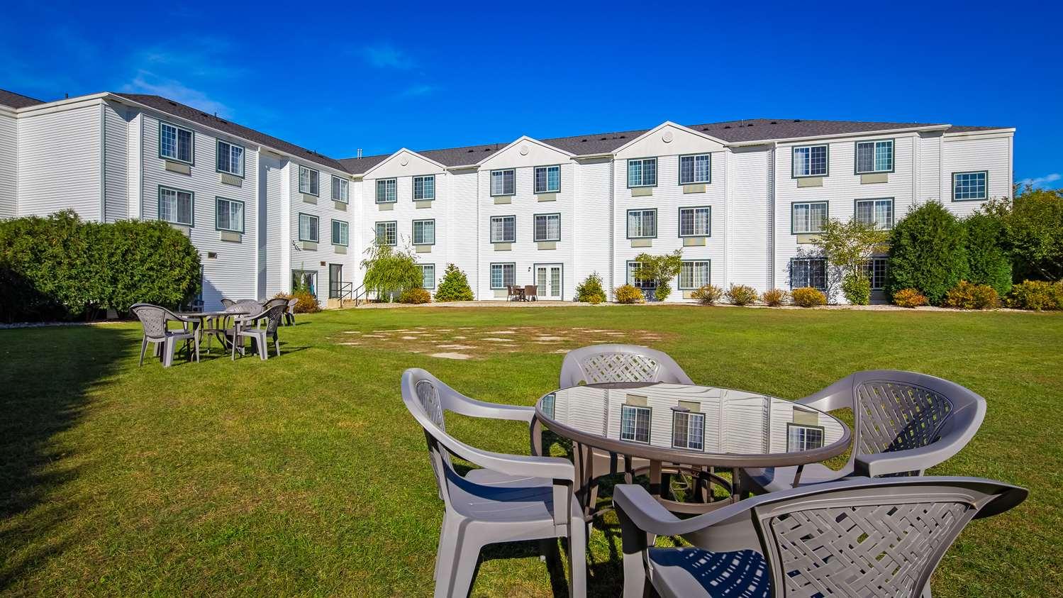 Charlevoix Inn & Suites Surestay Collection By Best Western 外观 照片