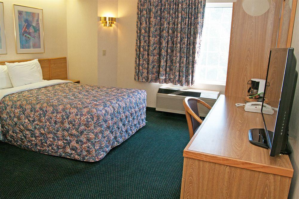 Charlevoix Inn & Suites Surestay Collection By Best Western 外观 照片